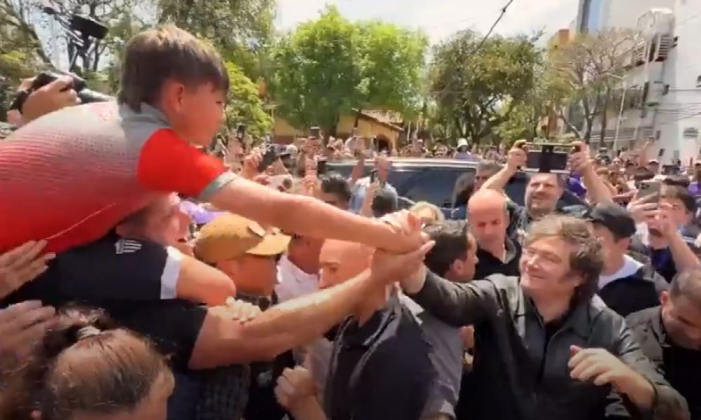 Milei volvió a mostrarse en la calle en Mar del Plata