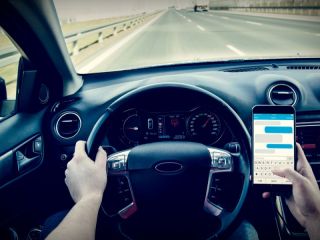 Pergamino endurece controles: Apuntan al uso del celular al volante para frenar accidentes