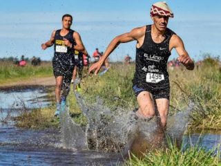 Del campo al Mundial: La historia del «Gaucho Runner» que desafía las montañas con boina y alpargatas