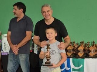 Talento pergaminense en ascenso: Tomás Casquero arrasó en Chacabuco y lidera el Gran Prix Provincial