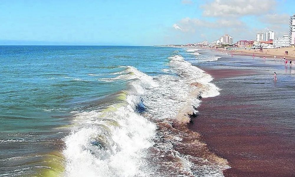 Muere turista por el impacto de una ola
