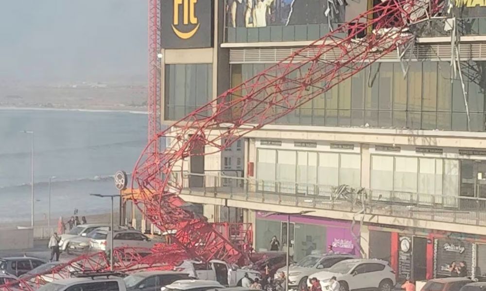 Una grúa de 30 metros cayó sobre un shopping