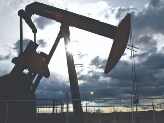 La guerra en oriente medio dispara el crudo y podría impulsar aumentos de hasta 15% en los combustibles