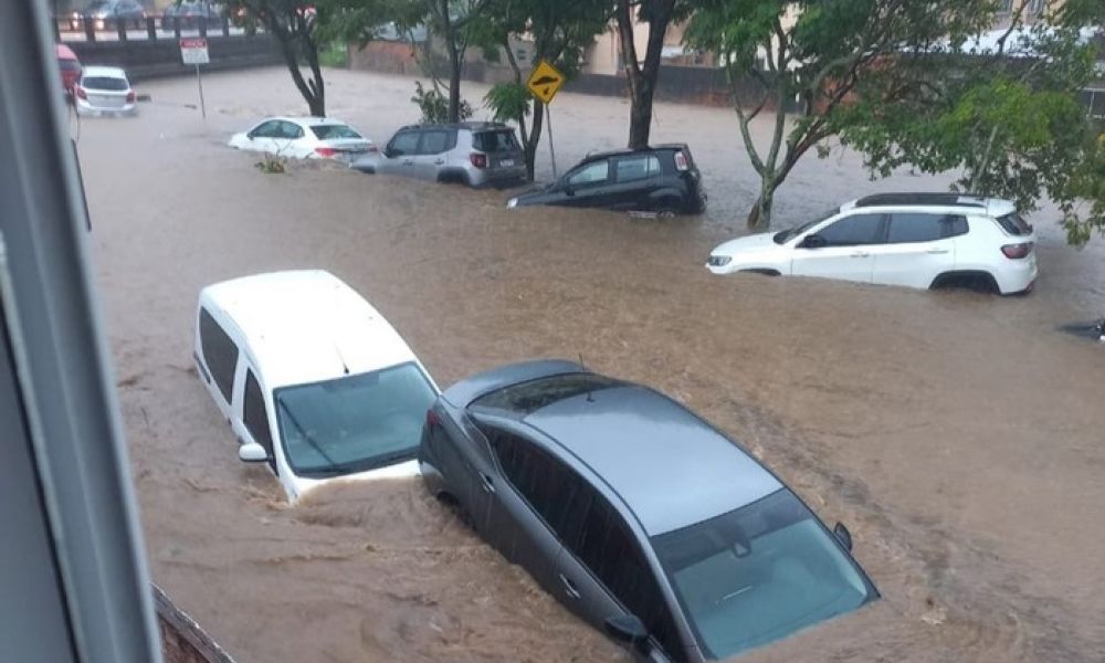 Inundaciones y caos en plena temporada turística
