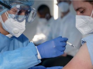 Vacunacin: el refuerzo ser a los 4 meses para personal de salud y mayores de 60