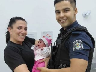 Dos policías asistieron un parto de urgencia y ayudaron a nacer a una beba