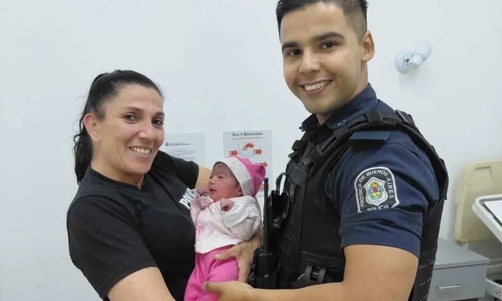Dos policías asistieron un parto de urgencia