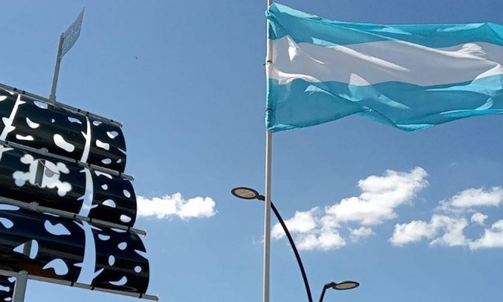 Donó y colocó la bandera nacional en una plaza