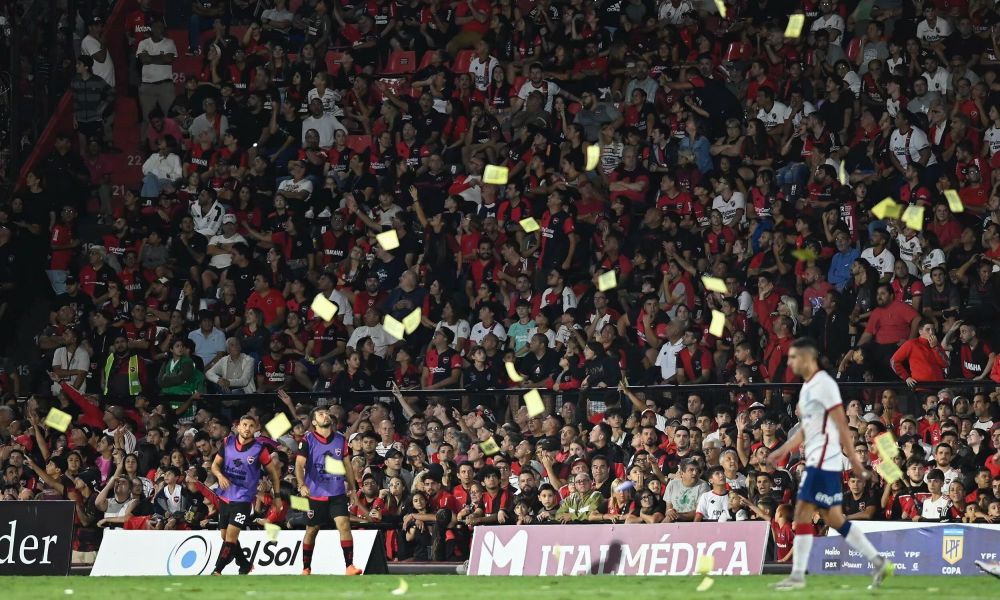 Un parapente sobrevoló la cancha de Newells