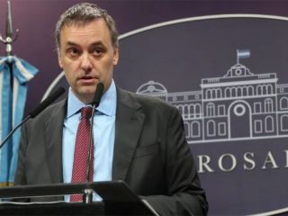 Adorni defendi� el viaje de su esposa en el avi�n presidencial: �Quer�a que me acompa�e�