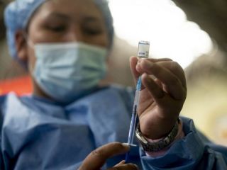 La poblacin que se niega a vacunar podra ser el motivo de fuertes impactos de nuevos brotes o de otra variante