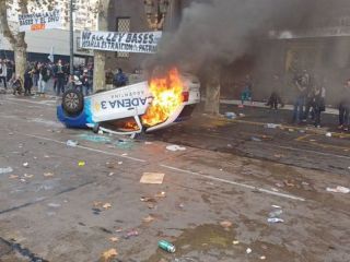 Incendian mvil de Cadena 3 en protesta por la Ley Bases frente al Congreso