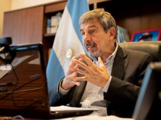 Nuevas cepas: El Gobierno admite una posible tercer dosis y el cambio de vacunas