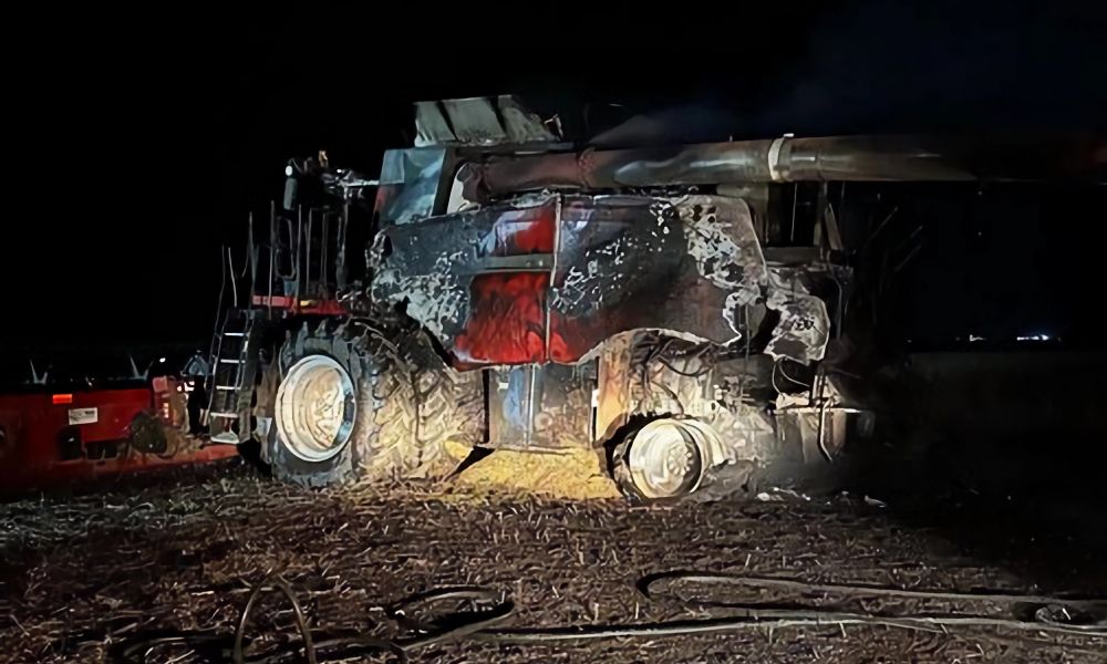 Incendio devora una cosechadora en Mariano Benítez