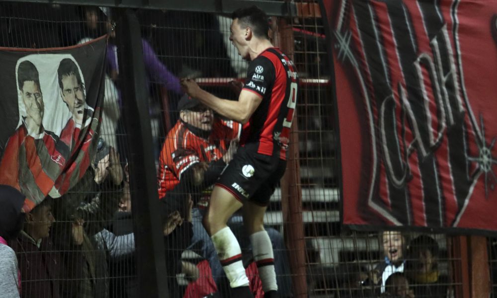 Douglas Haig gana y se consolida arriba