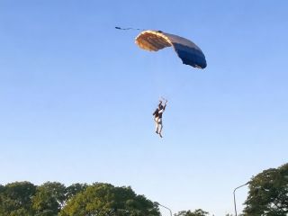Caída accidental de un paracaidista generó preocupación en el Parque Belgrano