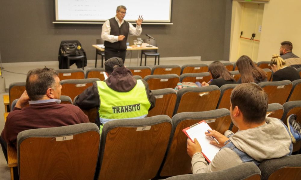 Capacitan a inspectores de tránsito