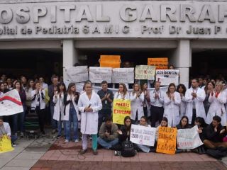 Trabajadores del Garrahan redoblan la protesta: Paro general y abrazo simbólico al hospital