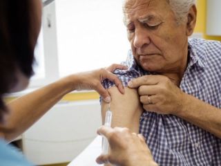 Comienzan a aplicar la vacuna antigripal a mayores de 65 y purperas