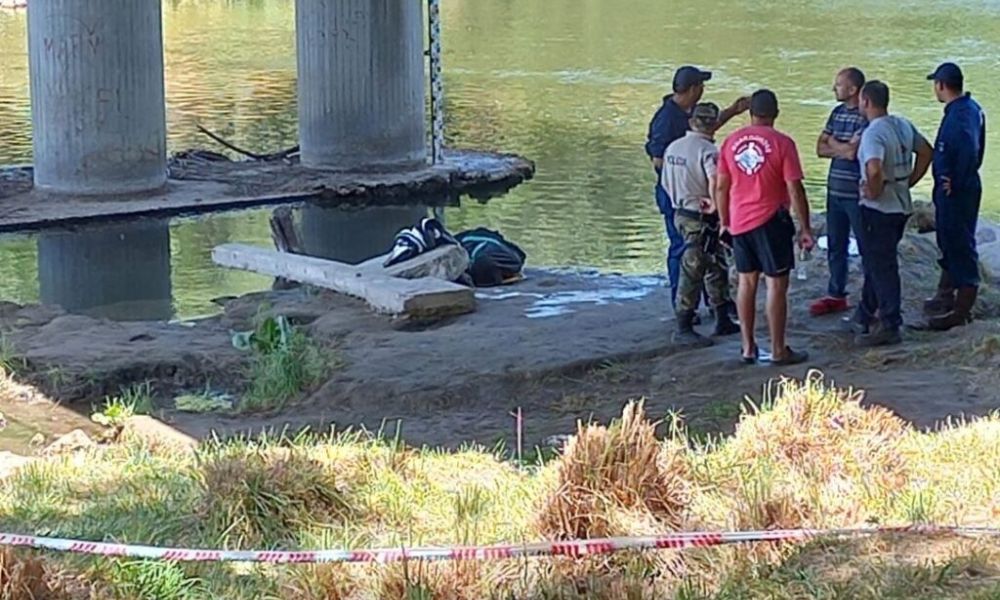 Se tiró al río desde un puente por diversión y murió