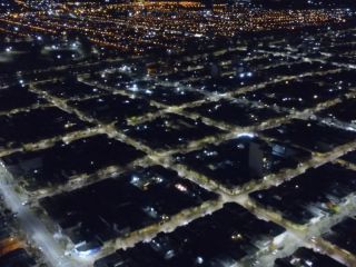 Vuelo nocturno sobre la ciudad de Pergamino muestra la soledad de sus calles y el gran crecimiento urbano