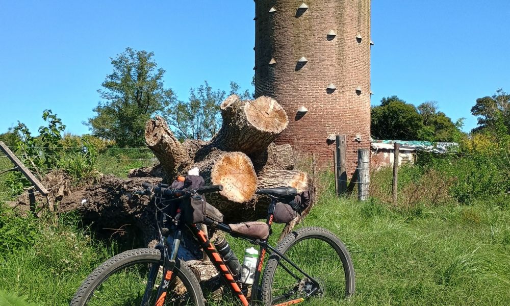 El profesor que convierte el ciclismo en relatos del campo