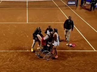 Francesca Jones se desmaya en pleno partido ante Julia Riera