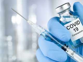 ¿Quiénes deben volver a vacunarse contra el Covid-19?