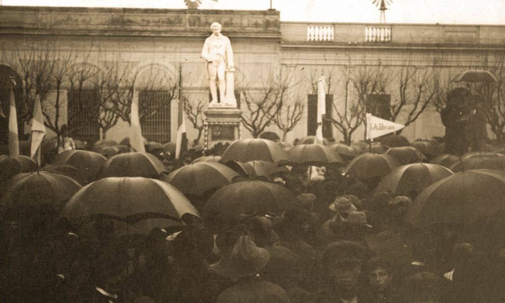 Monumento a Mariano Moreno en la Plaza Merced