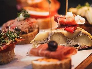 Capacitan al personal de salones y catering en manipulación de alimentos
