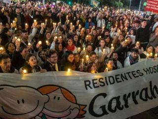Con velas encendidas, el Garrahan alza su voz: El hospital no se apaga
