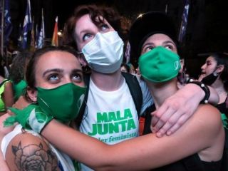 Argentina aprueba el aborto legal y gratuito impulsado por el Gobierno