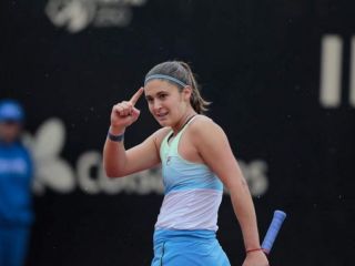 Julia Riera avanza con otro contundente triunfo a la tercera ronda de Roland Garros
