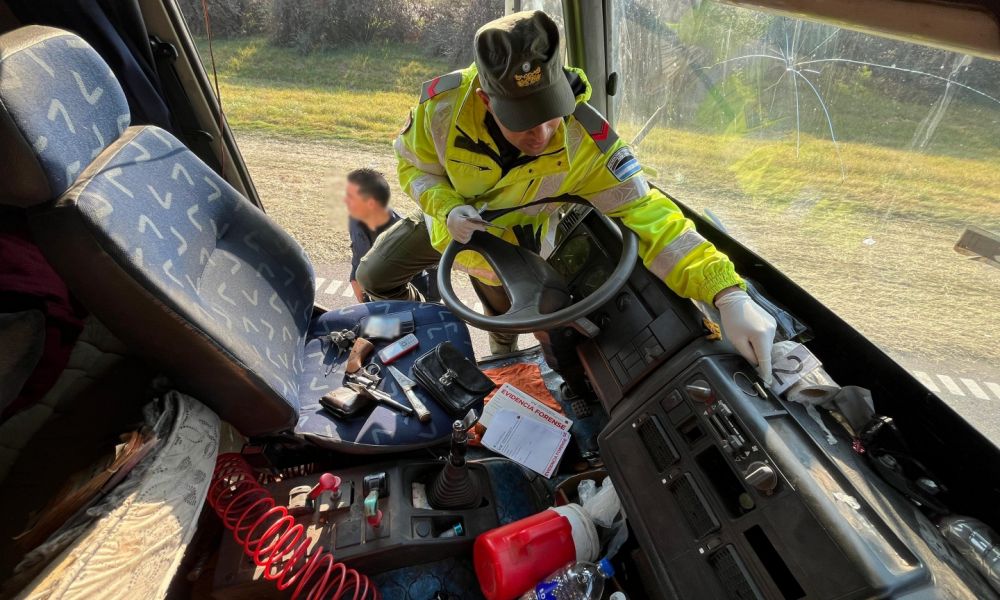 Detienen a conductor ebrio tras volcar su camión
