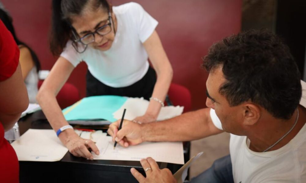 29 familias firmaron sus escrituras