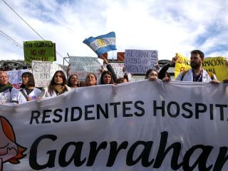 Garrahan en crisis: El Gobierno amenaza con sanciones a residentes en huelga y difunde datos falsos