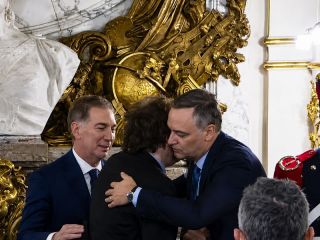 Milei protagonizó un gesto inesperado con Adorni durante la jura de Diego Santilli como jefe de Gabinete