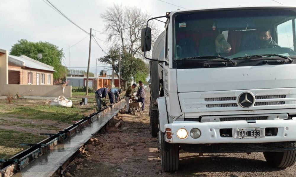 Más cuadras de cordón cuneta en Manuel Ocampo