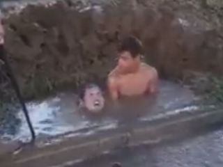 Coln: Un video muestra la inslita manera de reparar una gran prdida de agua