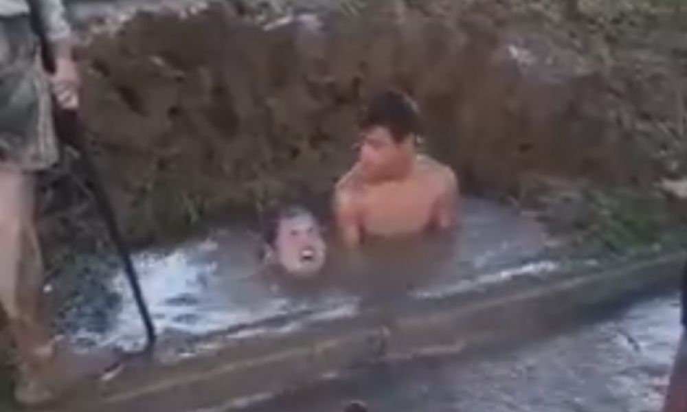 Insólita manera de reparar una gran pérdida de agua