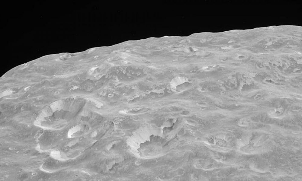 Descubren océano líquido en la luna Mimas de Saturno