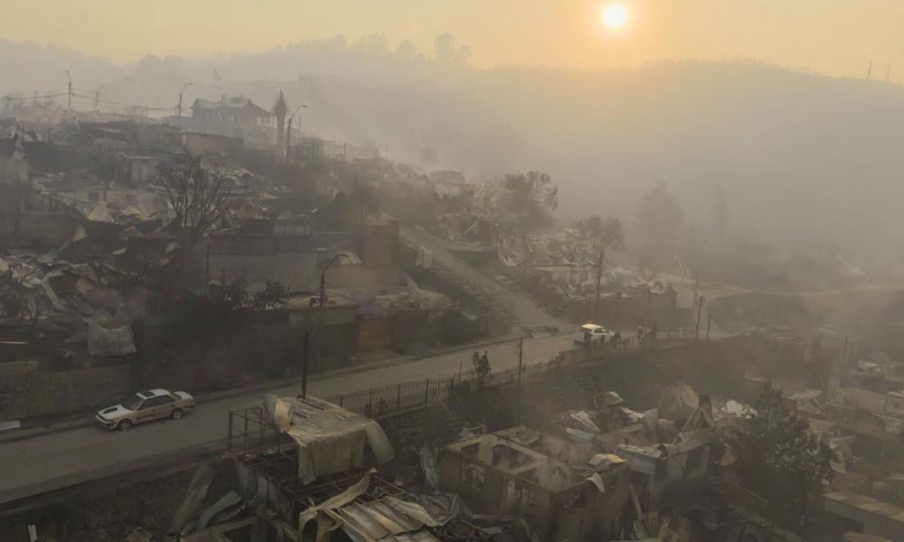 Incendios forestales dejan al menos 16 muertos