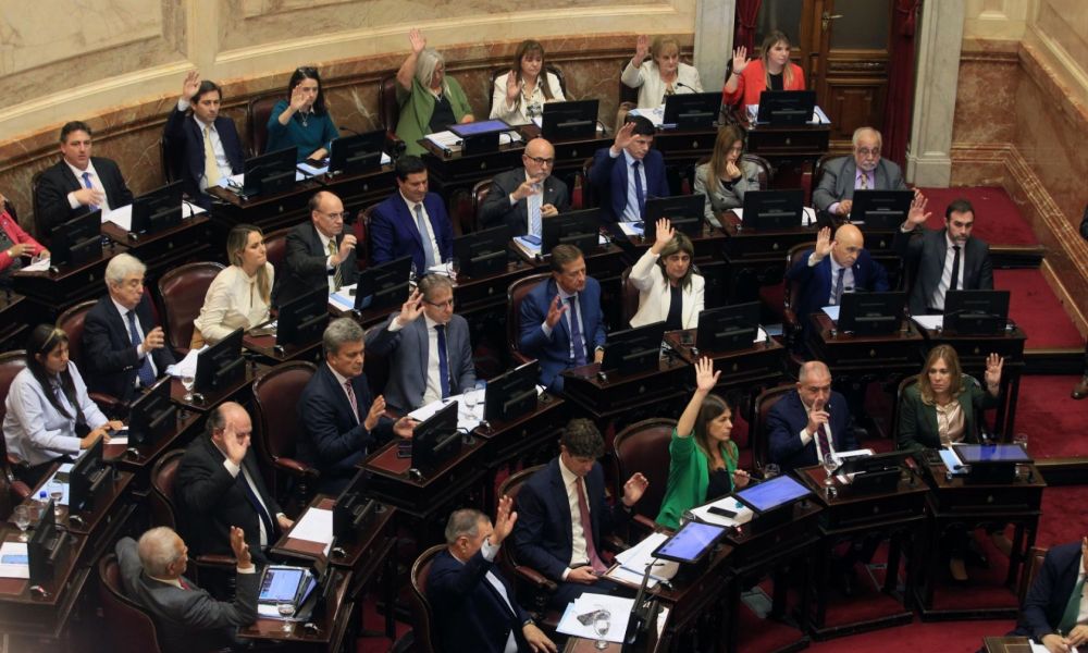 Los senadores vuelven a aumentarse el sueldo