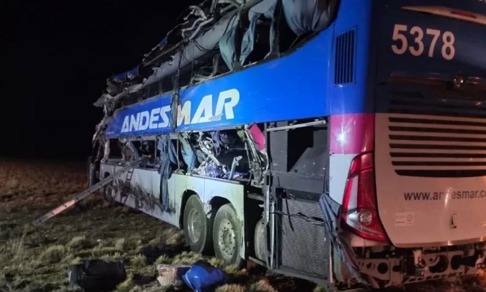 Cuatro muertos tras el choque entre un micro y un camión