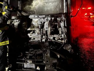 Un camionero escapó de milagro tras un impactante incendio en la autopista