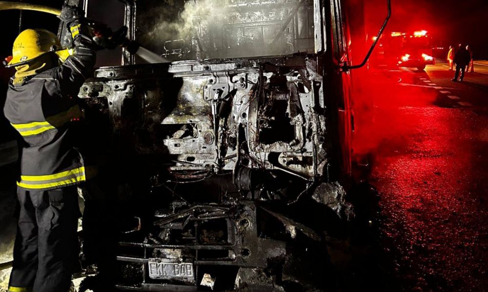 Un camionero escapó de milagro tras un impactante incendio