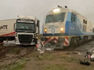 Chacabuco: Camin impacta contra tren de pasajeros en medio de la lluvia