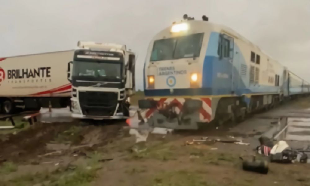 Camión impacta contra tren de pasajeros