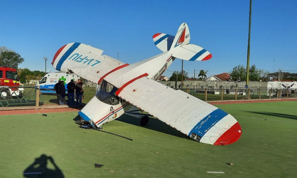 Una avión aterrizó de emergencia en un club