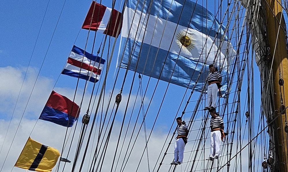 La Fragata ARA Libertad zarpa de Fortaleza